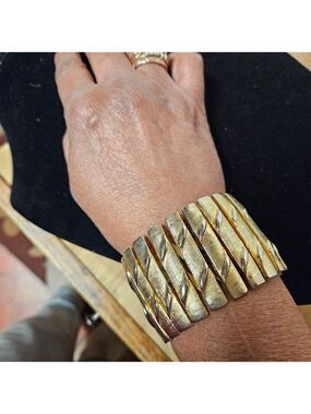 Vintage Gold-plated Embossed Metal Alloy Stretch Bracelet